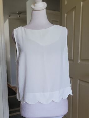 Monteau LA Women's White Scallop Hem Sleeveless Top